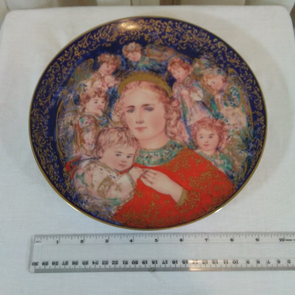 Edna Hibel 1985 Christmas Plate The Angel's Message